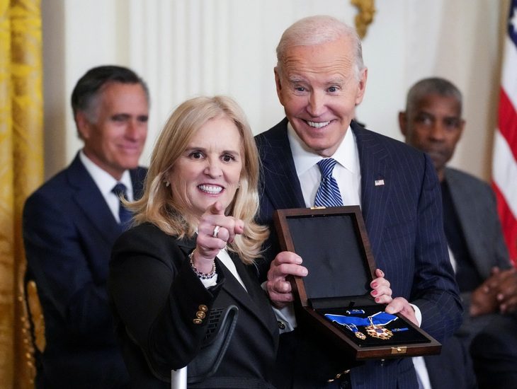 Ẩn ý thâm sâu của ông Biden khi trao Huân chương Tự do cho ông Kennedy - Ảnh 1.