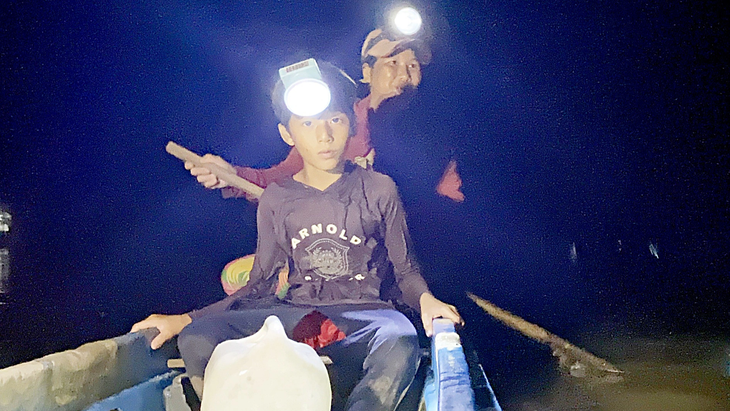 Hai mẹ con Bi đi vỏ lãi vào rừng, bắt ba khía - Ảnh: DIỆU QUÍ